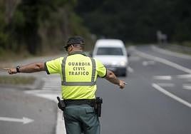 Un agente de la Guardia Civil de tráfico, en una imagen de archivo.