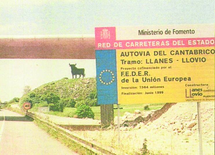 Toro de Osborne en el Oriente asturiano, junto a la carretera.