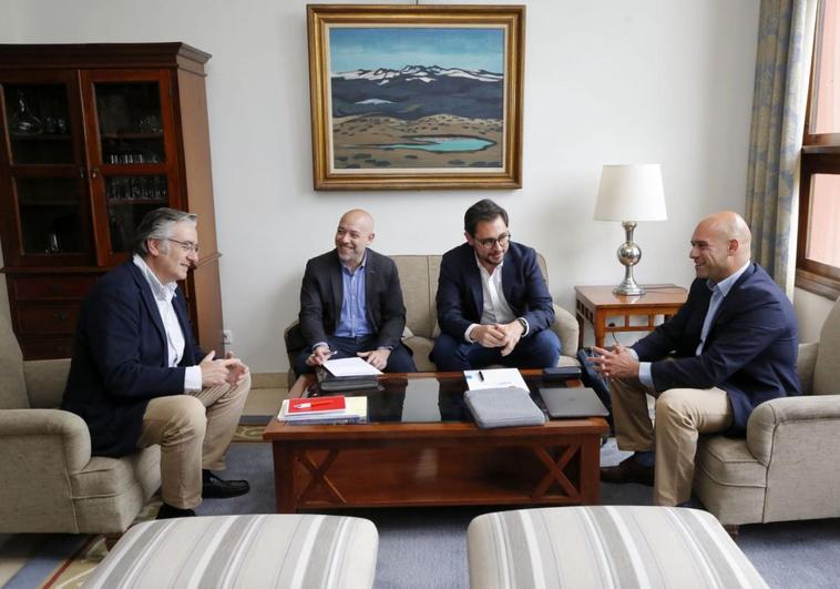 Los populares Pablo González y Rodrigo Pintueles, sentados a la izquierda, con los foristas Jaime Fernández-Paíno y Jesús Martínez Salvador, reunidos ayer tarde en el Parador Molino Viejo.