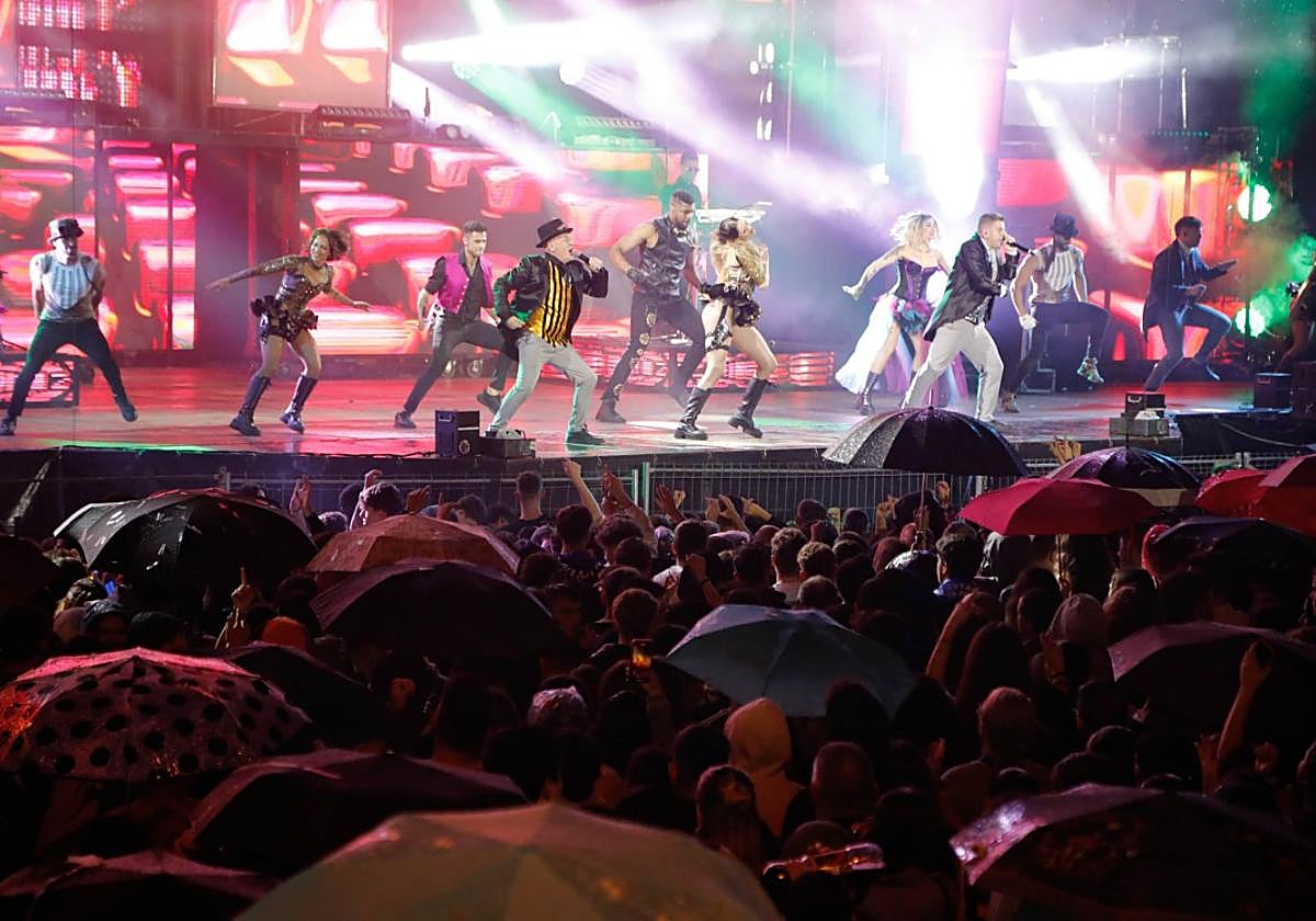 Panorama, en acción, ante un público entregado al que no importó la lluvia.