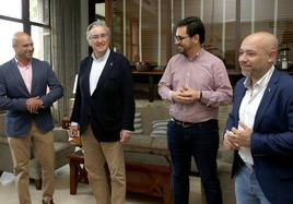 Jesús Martínez Salvador (Foro), Pablo González (PP), Jaime Fernández-Paíno (Foro) y Rodrigo Pintueles (PP), las cuatro personas que conforman el equipo negociador.