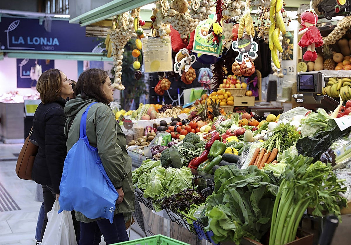 Clientes en el mercado de El Fontán, en Oviedo.