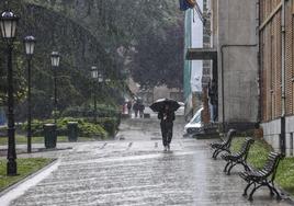 Oviedo registró este martes problemas en algunas calles por las fuertes lluvias.