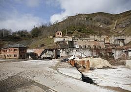 Edificios de la antigua mina de La Soterraña, en Lena.