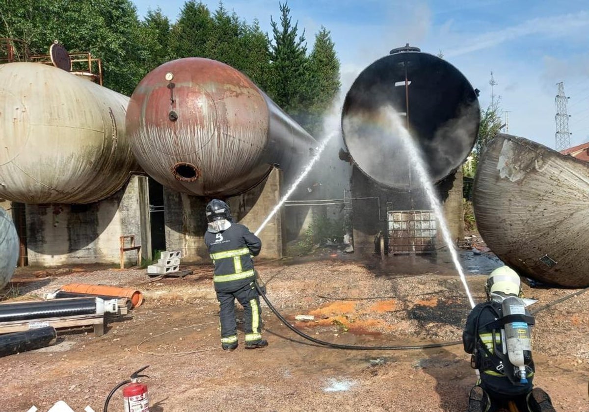 Los Bomberos durante la intervención