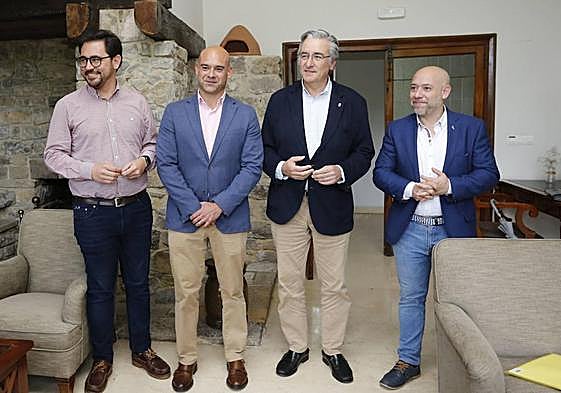 Los foristas Jaime Fernández-Paíno y Jesús Martínez Salvador, y los populares Pablo González y Rodrigo Pintueles, antes de la reunión de ayer en el Parador Molino Viejo.
