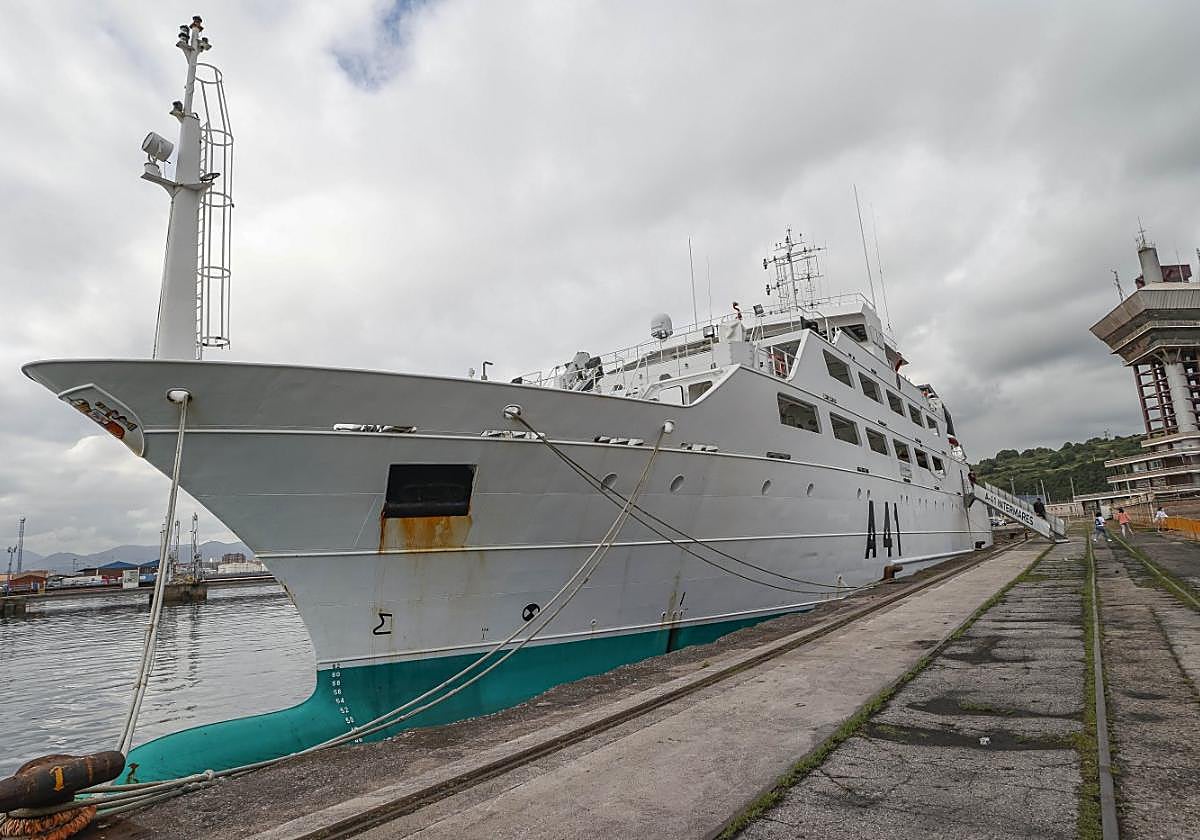 El 'Intermares', atracado en El Musel en junio de 2022.
