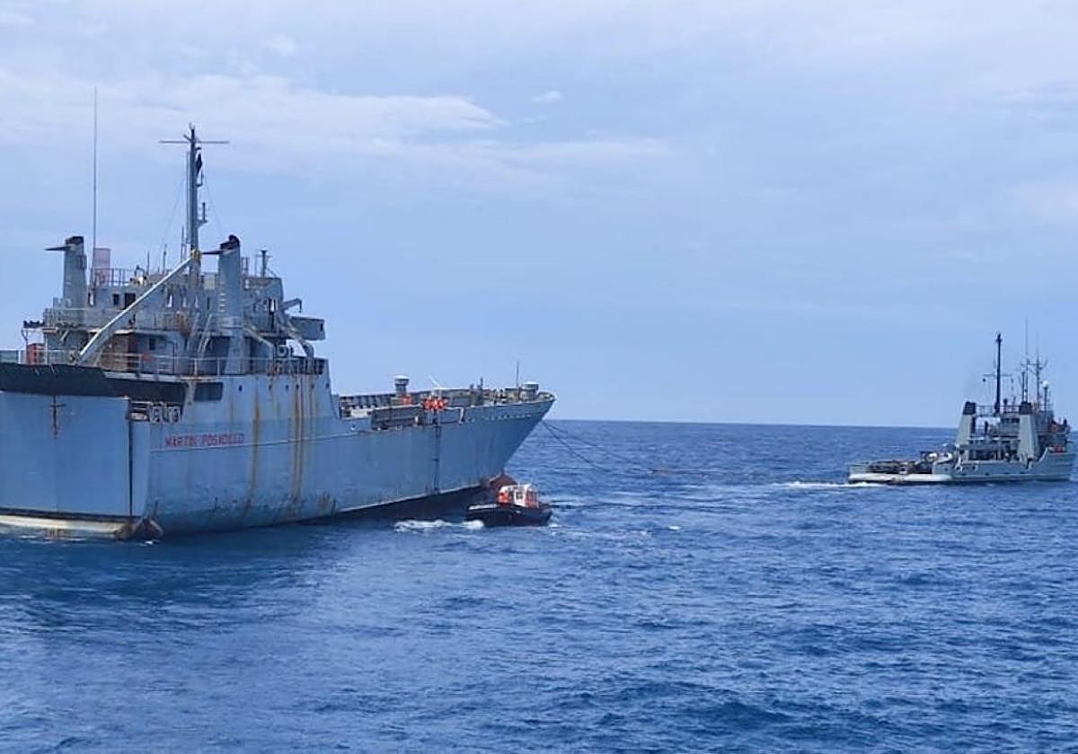El 'Mar Caribe' remolca al 'Martín Posadillo' a Canarias, donde será torpedeado por el submarino 'Isaac Peral' (S-81).