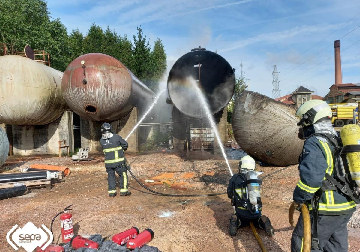 Los bomberos, en plena actuación en Sía Copper.