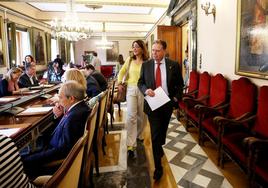 Alfredo Canteli y Covadonga Díaz acceden al Salón de Plenos antes de la última reunión del mandato. Sentado, Wenceslao López a la espera del comienzo del pleno.