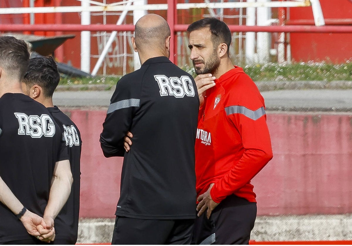 Izquierdoz, en un entrenamiento de la temporada, con Ramírez.