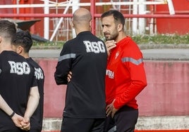 Izquierdoz, en un entrenamiento de la temporada, con Ramírez.