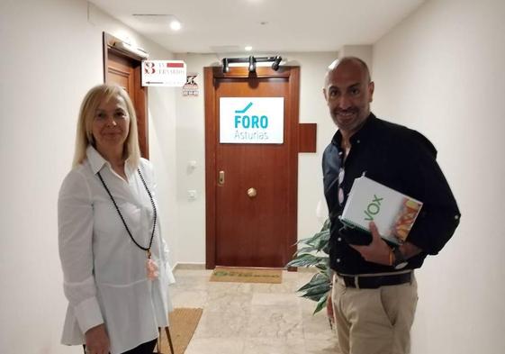 Los concejales electos de Vox, Sara Álvarez Rouco y Oliver Suárez, ayer, antes de la reunión con Foro.