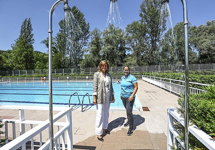 Imagen principal - Primeros chapuzones y «muchas ganas de verano»