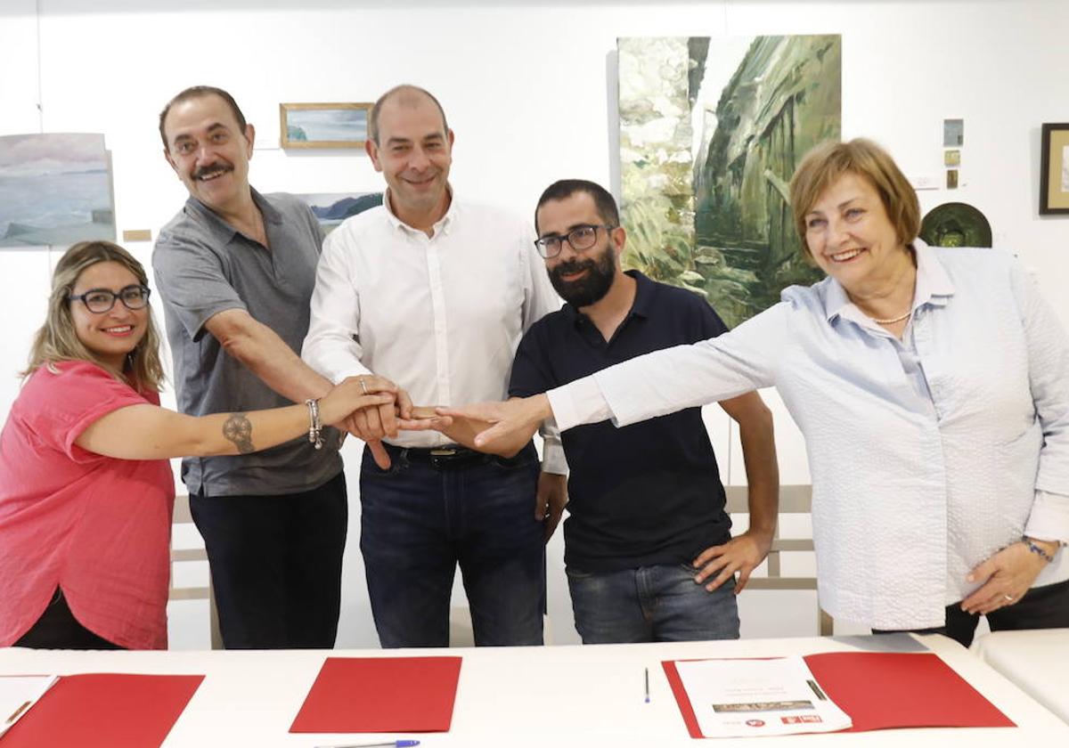 Sara Retuerto (Podemos), Juan José Fernández (IU), Luis Fernández Huerga (PSOE), David García (Podemos) y Mariví Monteserín (PSOE), firmaron el acuerdo de gobierno en coalición esta mañana.