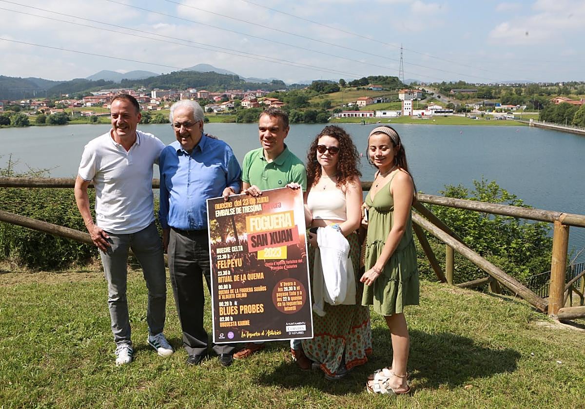 Iván Fernández y el concejal de festejos, Rafael Alonso, junto a algunos artistas.