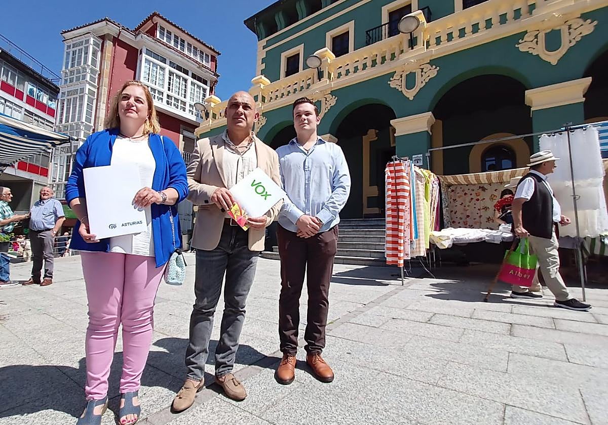 Montserrat Fernández (PP), Luis López y Sergio Martínez (Vox), delante del Ayuntamiento de Tineo.