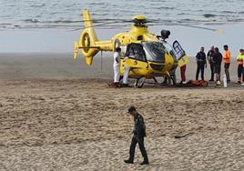 El helicóptero del 112 permanece en la playa de Salinas tratando de reanimar al hombre.