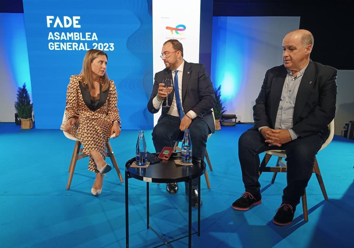 La presidenta de la Fade, María Calvo, el presidente del Principado, Adrián Barbón, y el alcalde de San Martín del Rey Aurelio, José Ángel Álvarez 'Quirós'.