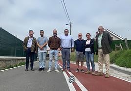 El alcalde, el concejal en funciones, miembros de la empresa adjudicataria y vecinos.