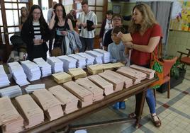 Una mesa con papeletas en un colegio electoral de Oviedo en los pasados comicios.