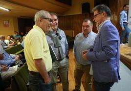 Joaquín Uría San José (izquierda) conversa con Juan José González Pulgar, José Luis Alperi y Armando Fernández Natal 'Mandi'.