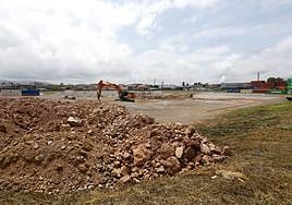Movimientos de tierras en la parcela de la Figar donde Sea Eight construye su planta de cría y engorde de lenguados.