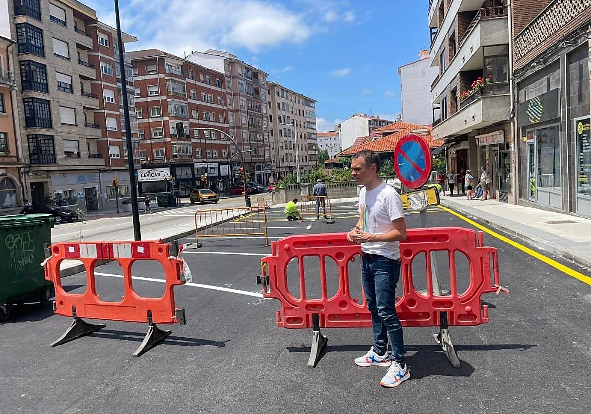 Iván Fernández ayer en la finalización de las obras de la avenida Principado entre los números 18 y 26.
