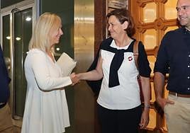 Carmen Moriyón (Foro) estrecha su mano con Sara Álvarez Rouco (Vox) tras sellar el acuerdo que garantizará hoy su investidura.