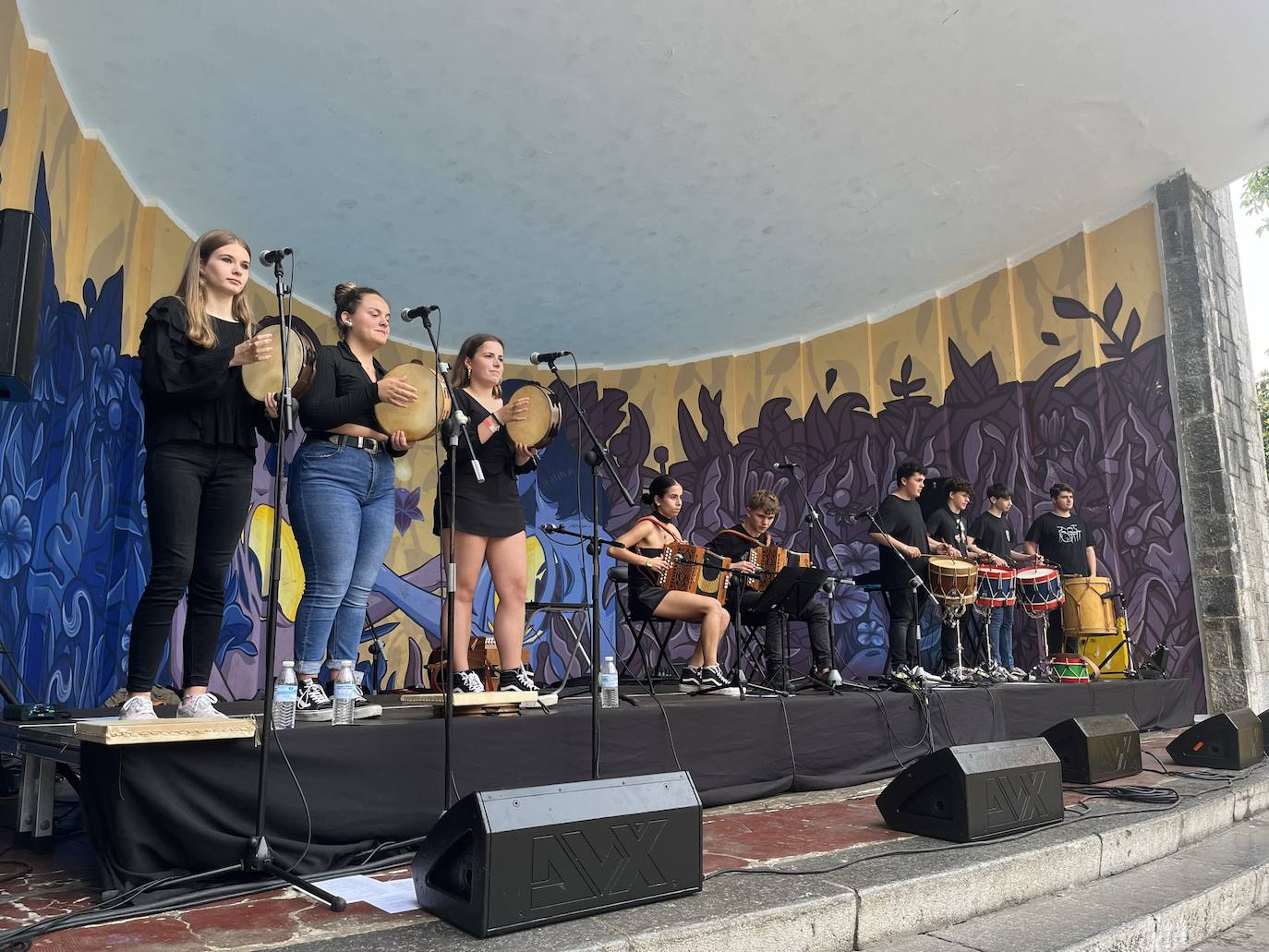 Víctor Manuel canta con los coros de Mieres por San Juan