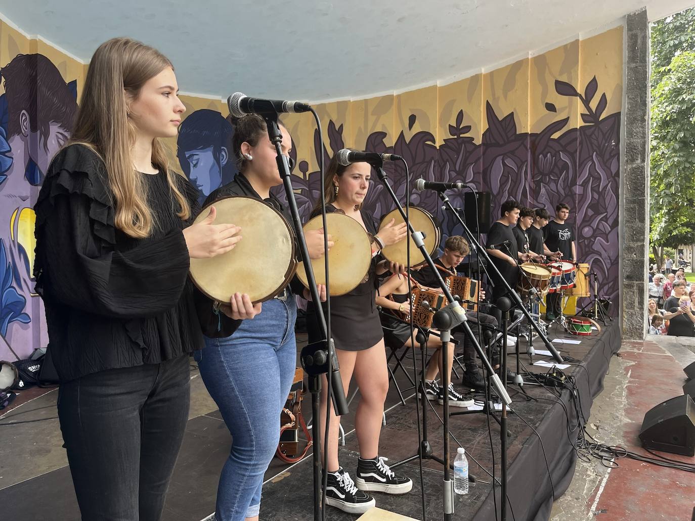 Víctor Manuel canta con los coros de Mieres por San Juan