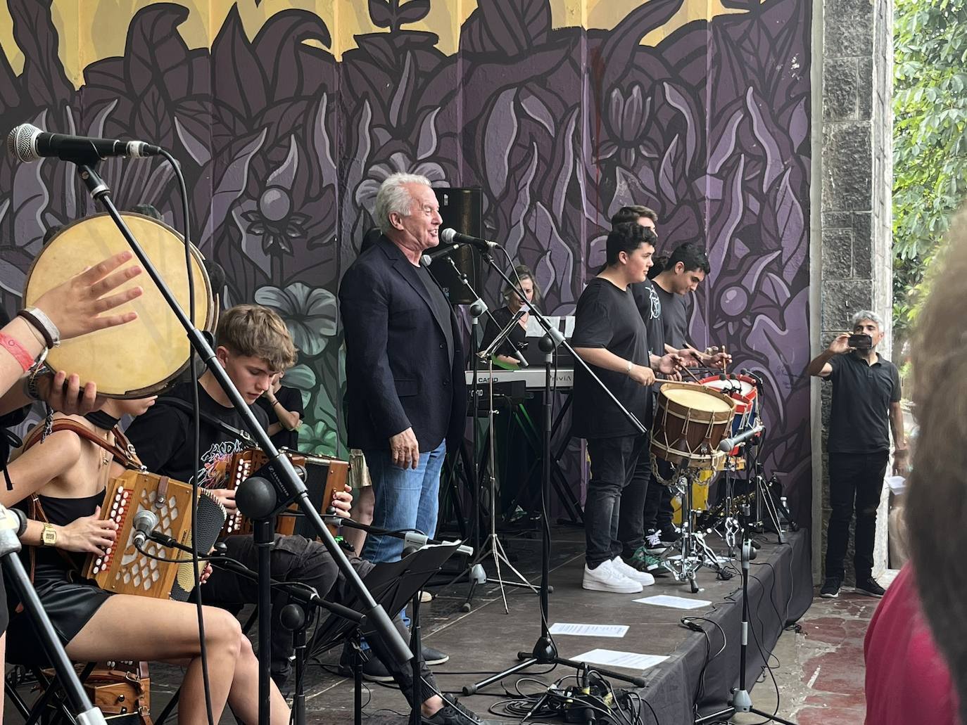 Víctor Manuel canta con los coros de Mieres por San Juan