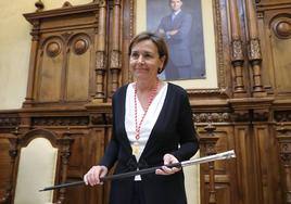 Carmen Moriyón posa con el bastón de mando de Gijón.