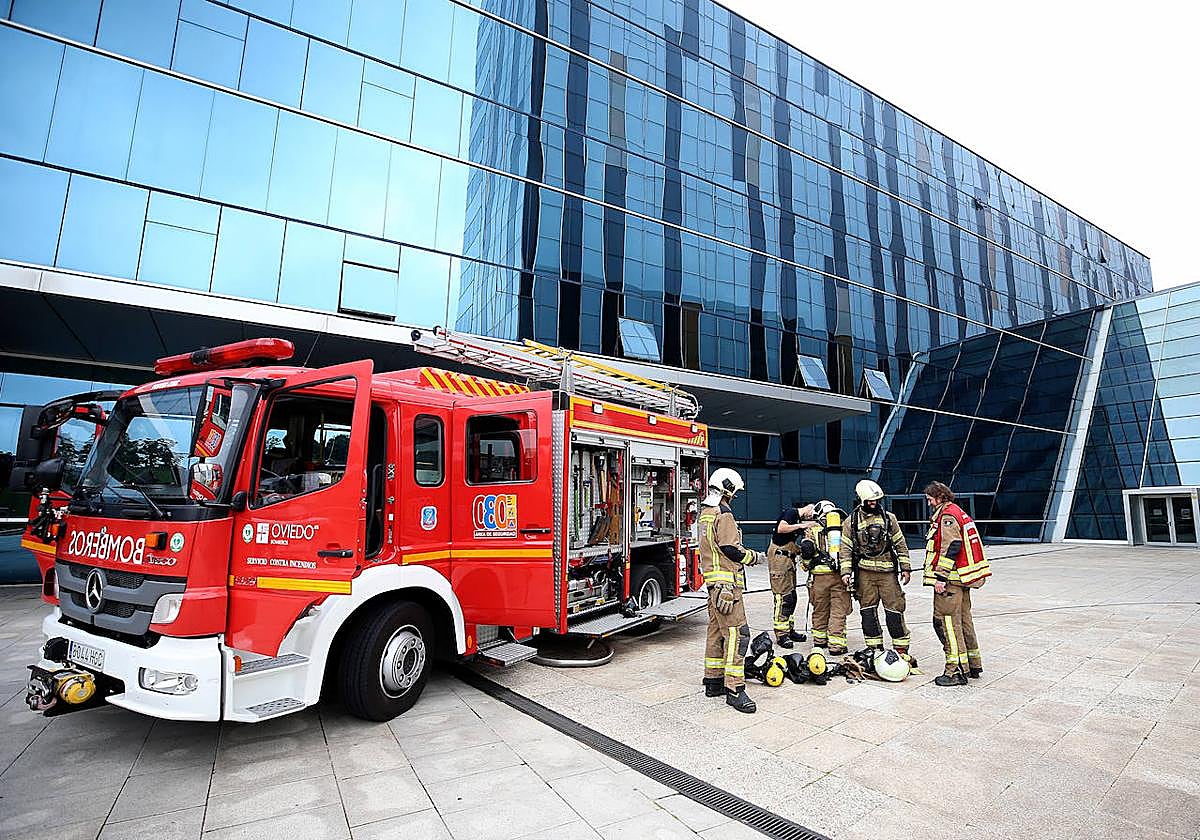 El incendio obligó a intervenir a los bomberos.