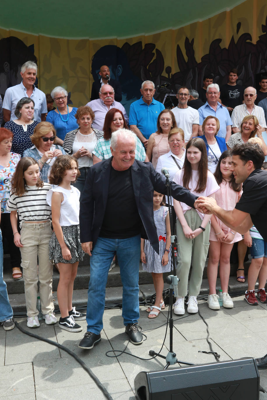 Víctor Manuel canta con los coros de Mieres por San Juan