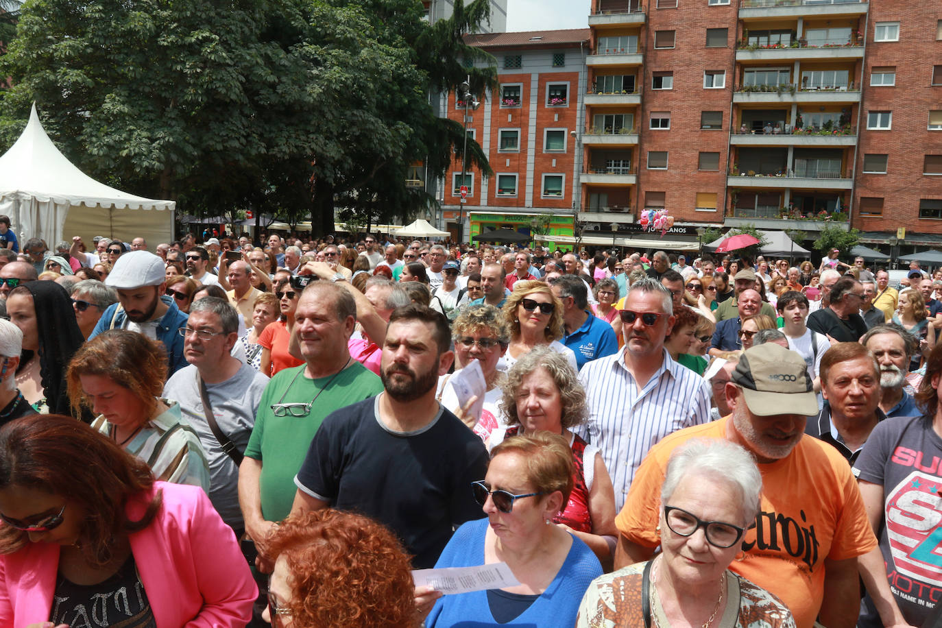 Víctor Manuel canta con los coros de Mieres por San Juan