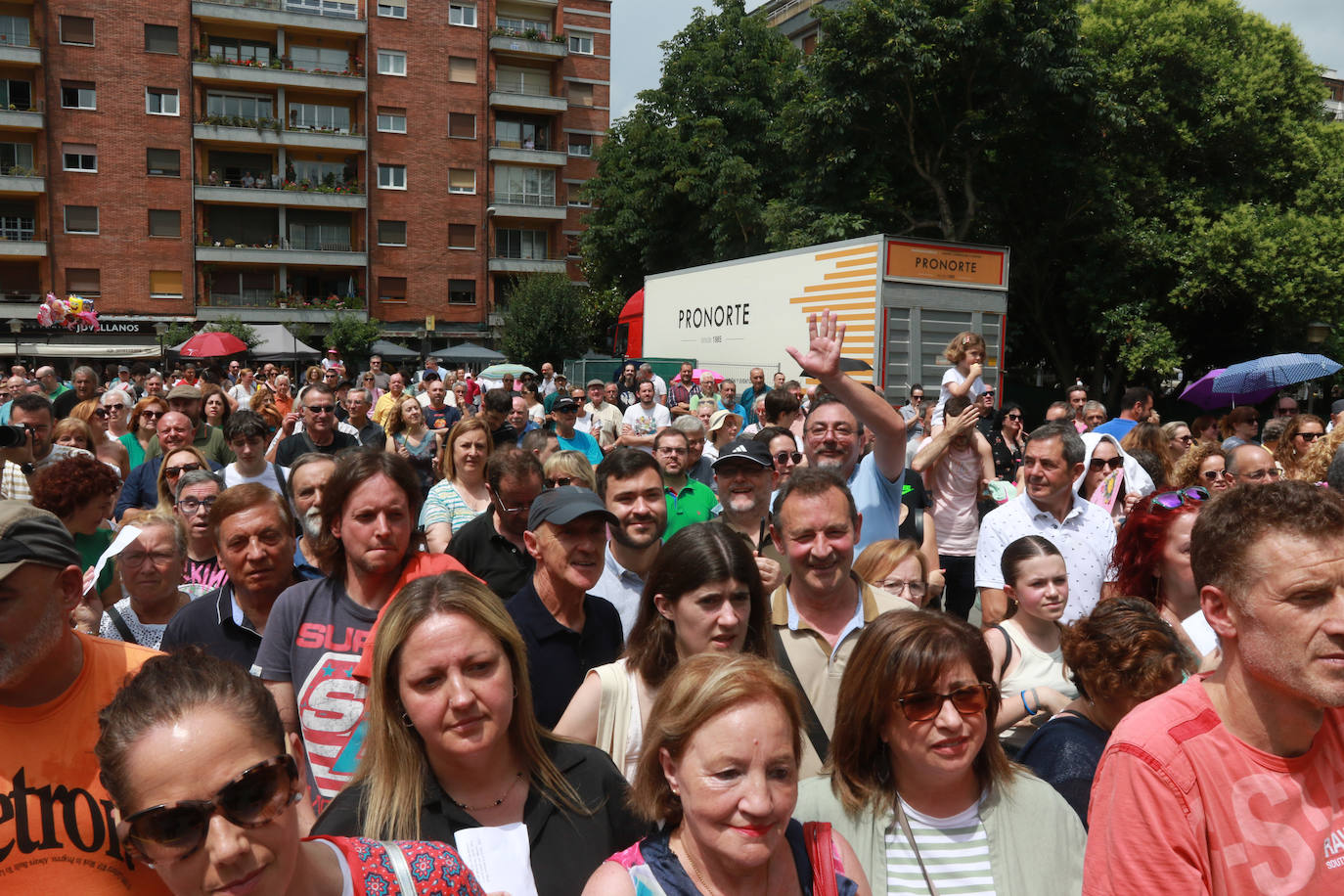 Víctor Manuel canta con los coros de Mieres por San Juan