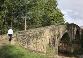 Puente medieval. En Colloto, la ruta cruza un entorno natural.
