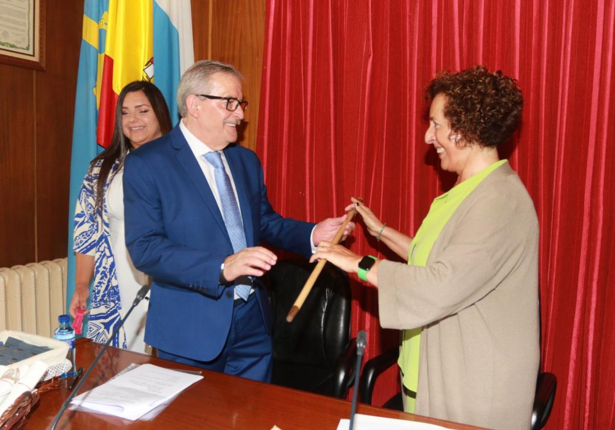 Aníbal Vázquez recibe el bastón de mando, de manos de la edil Teresa Iglesias.