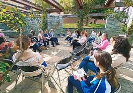 Asistentes a un coloquio organizado por Activa Cangas.