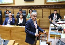 El candidato socialista a la Alcaldía, Luis Manuel Flórez, Floro, deposita su voto en la urna.