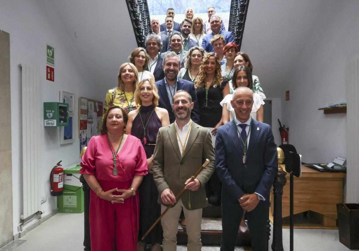 Ángel García, en el centro y con el bastón de mando, junto al resto de concejales.