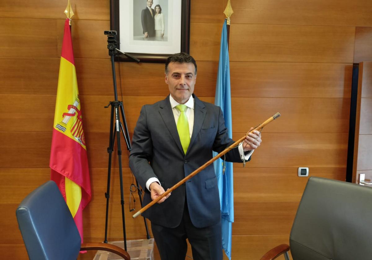 José Luis Fontaniella, con el bastón de mando.