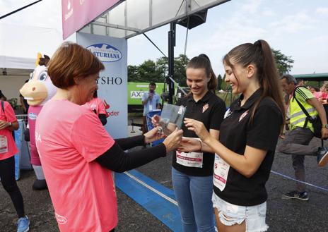 Imagen secundaria 1 - Moriyón debuta con la &#039;marea rosa&#039;