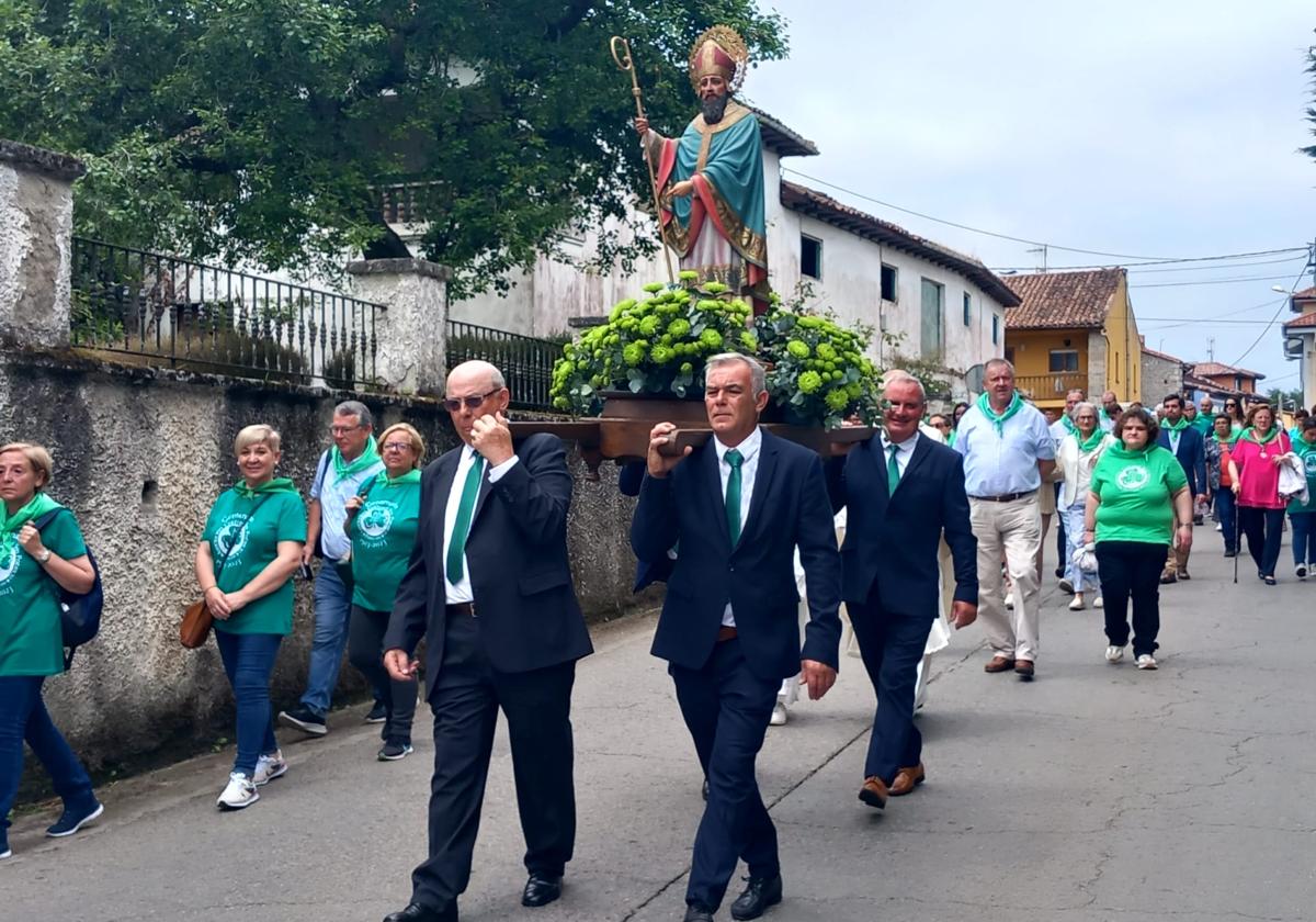 La imagen de San Patricio, que ayer cumplía cien años de culto en Pancar, por las calles del pueblo.