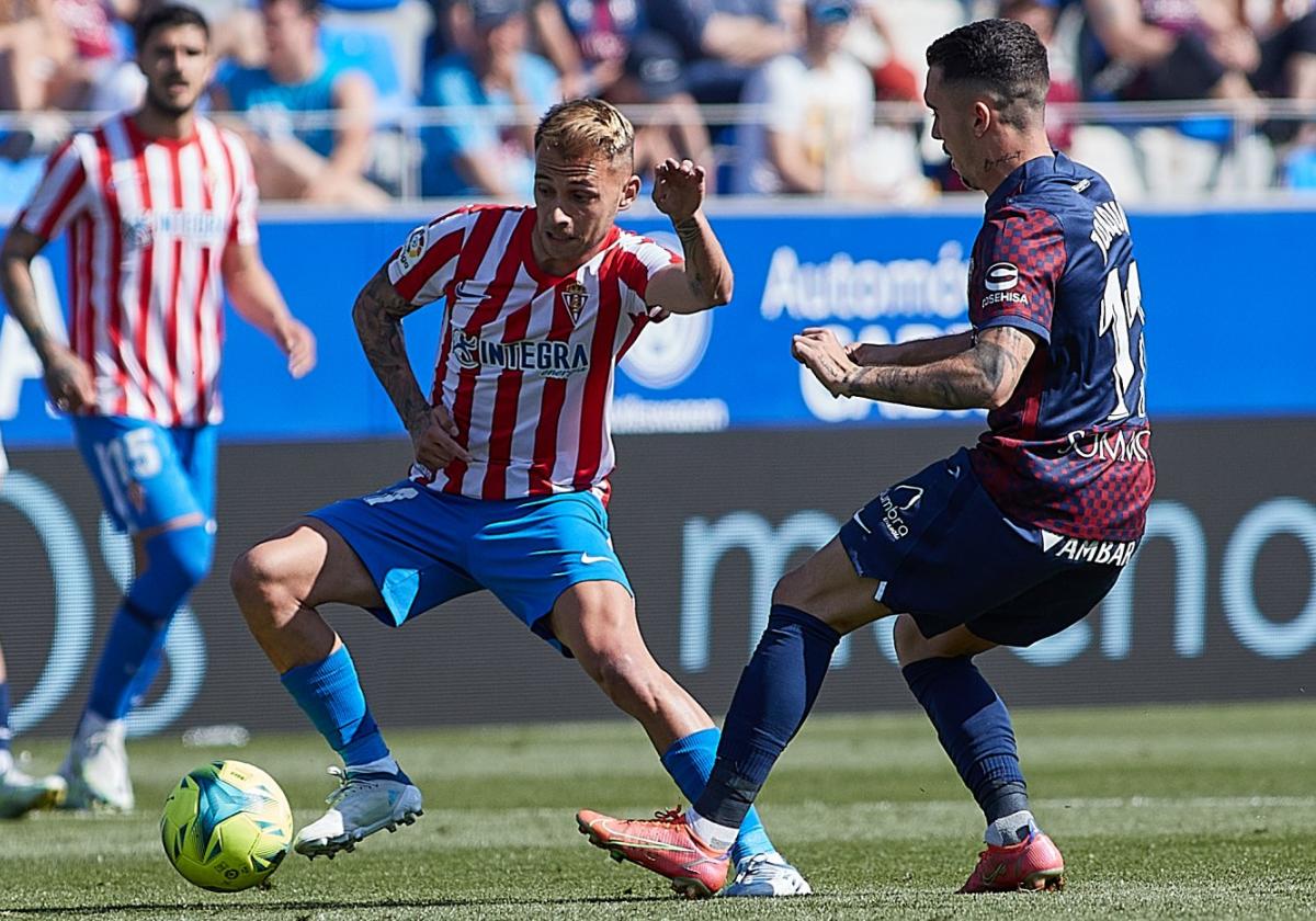 Villalba, con el Sporting, en un partido contra el Huesca.