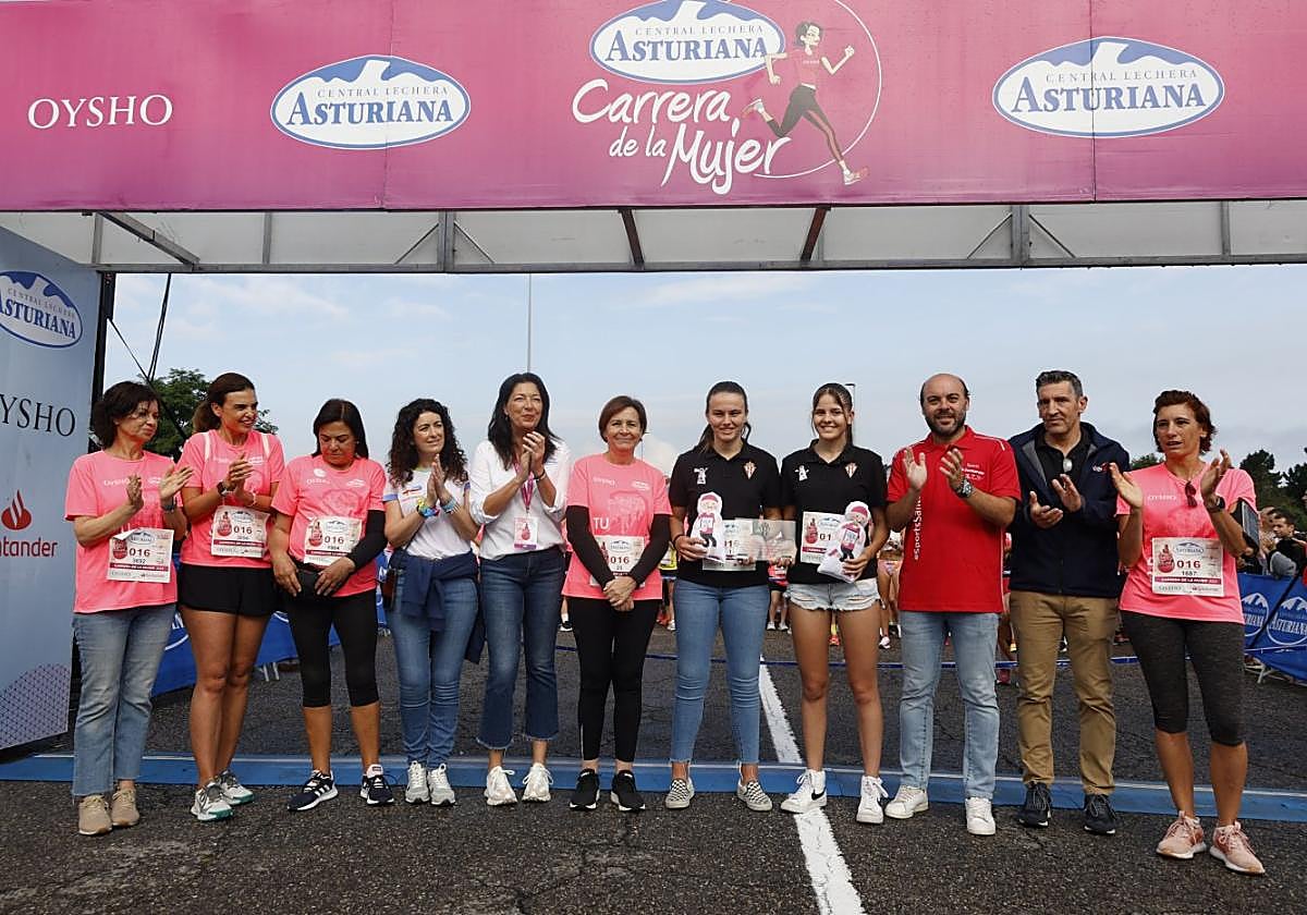 Carmen Moriyón, en el centro, junto a organizadores de la Carrera de la Mujer, cuatro concejales y las jugadoras Adriana Sirgo y Rosa Menéndez, del Sporting Femenino.