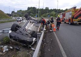 Efectivos de los bomberos en el lugar del accidente.