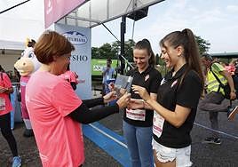 Carmen Moriyón, en el centro, junto a organizadores de la Carrera de la Mujer, cuatro concejales y las jugadoras Adriana Sirgo y Rosa Menéndez, del Sporting Femenino.