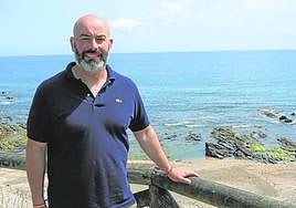 El popular Paulo García, nuevo alcalde de Ribadesella, ayer en la playa de La Atalaya.